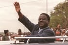 Henri Konan Bédié salue ses partisans lors de la campagne présidentielle de 1995. L’ancien président ivoirien est mort à 89 ans le 1er août 2023. © Issouf SANOGO / AFP