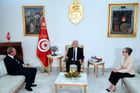 Le président tunisien Kaïs Saïed (centre) avec la cheffe du gouvernement sortante, Najla Bouden, et son successeur, Ahmed Hachani, lors de la passation de pouvoir, le 2 août 2023, au palais de La Kasbah à Tunis. © TUNISIAN PRESIDENCY/AFP