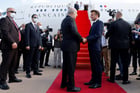 Les présidents Abdelmadjid Tebboune et Emmanuel Macron sur le tarmac de l’aéroport d’Alger, le 28 août 2022. © Ludovic MARIN/AFP
