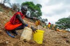 Femme se procurant de l’eau potable, en plein épisode de sécheresse, à Kajiado, dans la vallée du Rift, au Kenya, le 13 novembre 2022. © Gerald Anderson/Anadolu Agency via AFP
