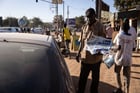Un vendeur ambulant à Ouagadougou, le 24 janvier 2022. © AFP