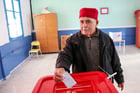 Dans un bureau de vote, à Tunis, pendant les élections législatives, le 17 décembre 2022. © Mohamed Hammi / Sipa Press
