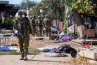 Un soldat israélien près du corps d’un terroriste du Hamas abattu, à Kfar Aza, le 10 octobre 2023. © Thomas COEX / AFP