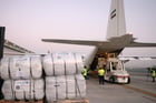 Un avion cargo de la compagnie Emirates chargé d’aide pour la bande de Gaza à l’aéroport de Dubaï avant de s’envoler vers la ville frontalière entre l’Égypte et la bande de Gaza, El-Arish, dans le nord de la péninsule du Sinaï, le 17 octobre 2023. © Karim SAHIB / AFP