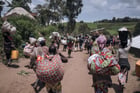 Des habitants de Bambo, à 60 kilomètres au nord de Goma, fuient lors de l’attaque de la ville par le M23, le 26 octobre 2023. © ALEXIS HUGUET/AFP