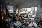 Un jeune garçon fouille les débris de bâtiments détruits lors de bombardements israéliens, dans le sud de la bande de Gaza, le 10 novembre 2023. © Ahmad Hasaballah / GETTY IMAGES EUROPE / Getty Images via AFP.