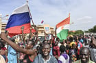Des partisans du Conseil national pour la sauvegarde de la patrie (CNSP) brandissent des drapeaux nigériens et russes lors d’une manifestation à Niamey, le 6 août 2023. © AFP