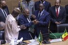 Le 18 février 2023, à Addis-Abeba, le président sénégalais Macky Sall (2e à dr.) passe le relais à son pair comorien, Azali Assoumani (centre), à la tête de l’Union africaine. © TONY KARUMBA/AFP