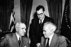 Le président des États-Unis, Harry Truman (gauche) rencontre le Premier ministre israélien David Ben Gourion à la Maison Blanche à Washington, le 8 mai 1951. © Leemage via AFP