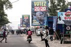 Des bannières de campagne électorale pour le président de la RDC, Félix Tshisekedi, le long d’une route à Kinshasa, le 13 décembre 2023. © JOHN WESSELS / AFP