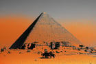 D’après les études de Cheikh Anta Diop, le pharaon Khéops, le constructeur même de la grande pyramide, était de type camerounais. © Montage JA; Wikipedia