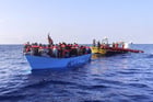 Des migrants secourus par un bateau de l’équipe de sauvetage de Médecins Sans Frontières en mer Méditerranée, le 6 octobre 2023. © Paolo Santalucia/AP/SIPA