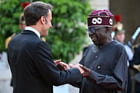 Emmanuel Macron salue le président nigérian Bola Tinubu à son arrivée à l’Élysée, en marge du sommet pour un nouveau pacte financier mondial à Paris, le 23 juin 2023. © MUSTAFA YALCINN/ANADOLU AGENCY via AFP