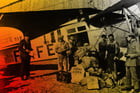 Le pilote français Raymond Vanier (à g.), qui dirige la ligne postale Toulouse-Rabat, devant un Bréguet XIV de la compagnie Latécoère, en 1920. © Montage JA; KEYSTONE-FRANCE/Gamma-Rapho