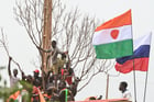 Les drapeaux du Niger et de la Russie à Niamey, le 2 septembre 2023. © AFP