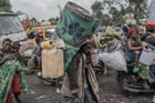 Des habitants fuient le territoire de Masisi à cause des affrontements entre les rebelles du M23 et les forces gouvernementales, sur une route près de Saké, le 7 février 2024. © Aubin Mukoni / AFP