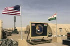 Les drapeaux des États-Unis et du Niger au camp de base aérienne à Agadez, le 16 avril 2018. © Carley Petesch/AP/SIPA