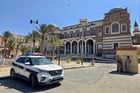 Des policiers montent la garde devant le siège de la Banque centrale libyenne à Tripoli, le 27 août 2024. © AFP