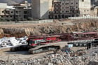 Travaux de construction d’un pont à Derna, le 9 septembre 2024, un an après que la tempête Daniel a provoqué la rupture de deux barrages. © Khaled Nasraoui / AFP