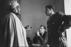 Un Algérien, chef de village, vient porter plainte au Troisieme bureau, dit Pacification, contre un commando, pour coups et mauvais traitement. Dans le département d’Aumale (aujourd’hui Sour El-Ghozlane), en novembre 1961. © Marc Garanger / Aurimages via AFP