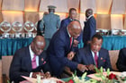 Brice Clotaire Oligui Nguema (à g.), le président du Gabon, Gilberto Da Piedade Verissimo, le président de la Communauté économique des États de l’Afrique centrale (CEEAC) et Denis Sassou Nguesso, le président du Congo (à dr.). © CEEAC