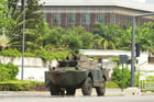Un blindé de l’armée béninoise devant le siège de la télévision nationale, pendant la tentative de coup d’État contre Patrice Talon, le 7 décembre 2025.
