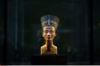 Vieux de plus de trois mille ans,le célèbre « buste de Néfertiti », exposé au Neues Museum de Berlin, est réclamé par l’Égypte depuis 1925. © Markus Schreiber/AP/SIPA