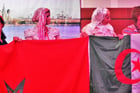Des étudiantes de iEARN Maroc brandissent leur drapeau aux côtés d’enseignantes de iEARN Algérie lors de la nuit de la culture, en juillet 2017. © iEARN-USA/FLickr/Licence CC