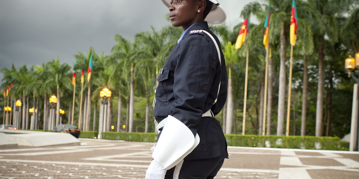 Garde devant le Palais présidentiel camerounais. © Antonin Borgeaud