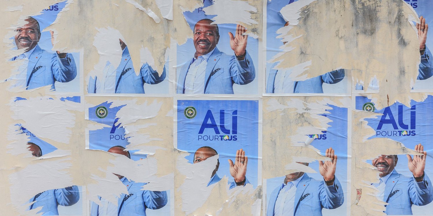 Affiches de campagne déchirées de l’ex-président gabonais Ali Bongo Ondimba, à Libreville, le 7 septembre 2023. © AFP