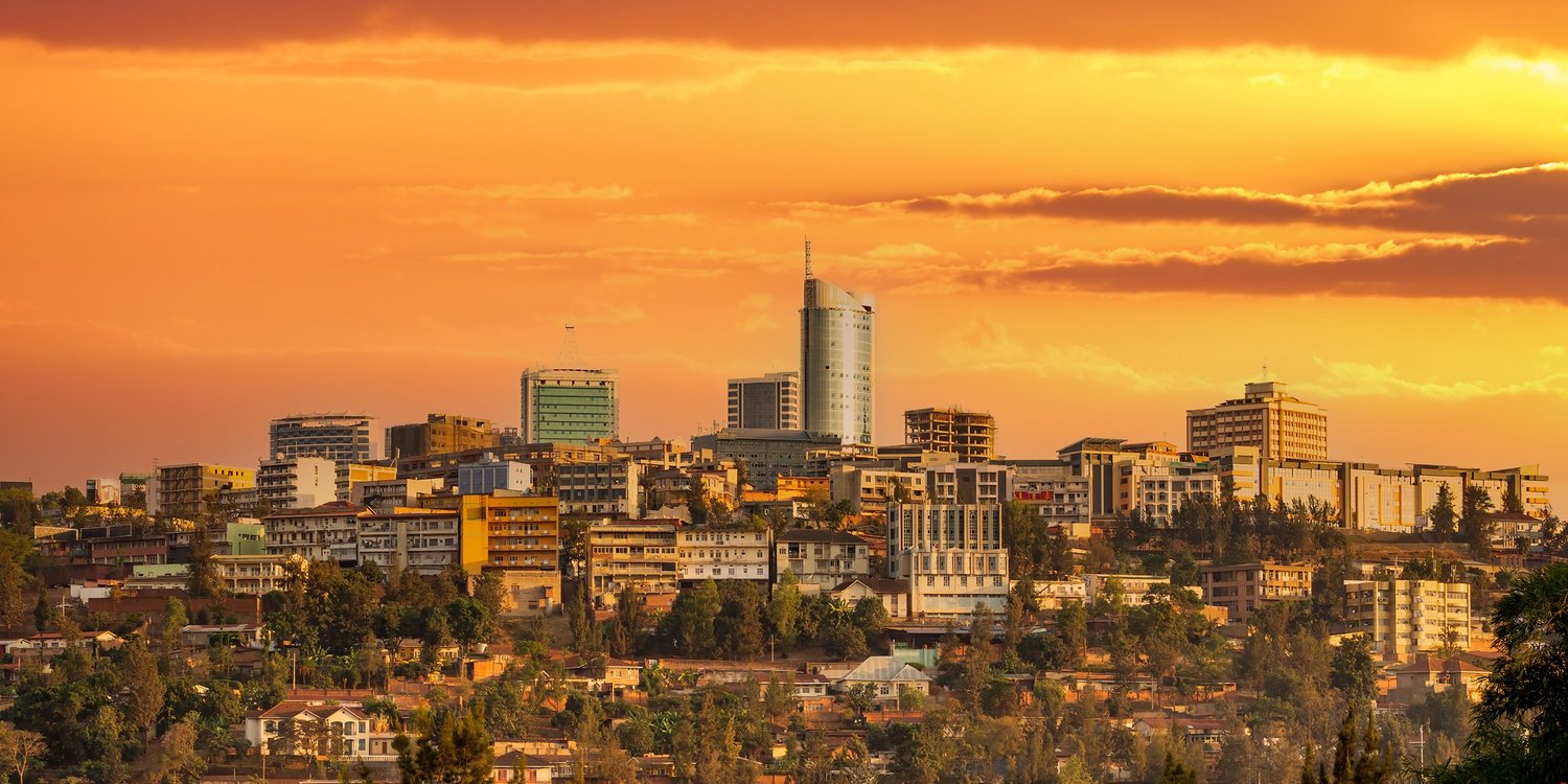 Coucher de soleil sur Kigali, capitale du Rwanda. © AdobeStock.