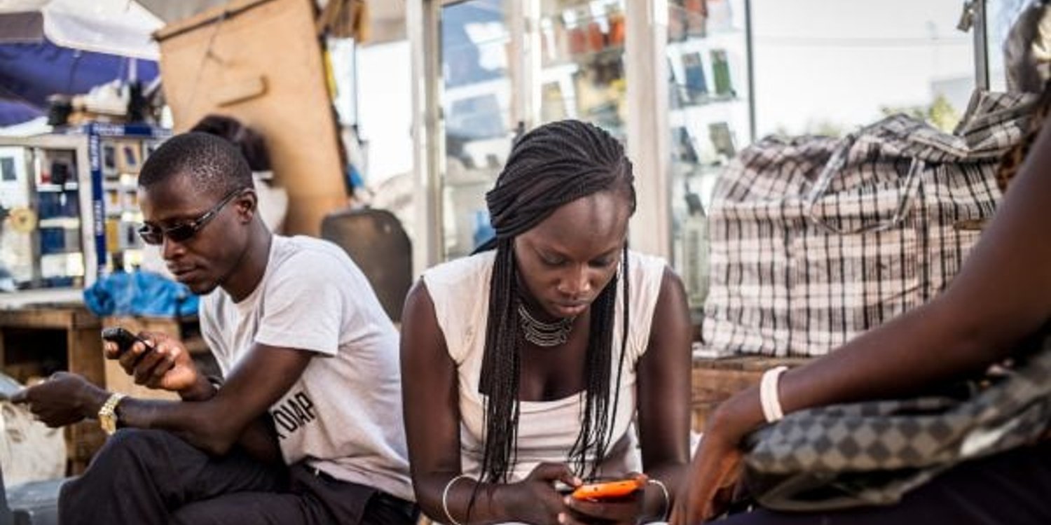 Usagers de smartphones au Sénégal © SYLVAIN CHERKAOUI POUR J.A.