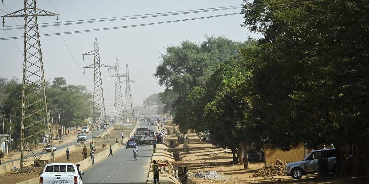 Ligne à haute tension à Niamey. Le Niger bénéficie d’une interconnexion avec le réseau nigérian. © Vincent Fournier/JA