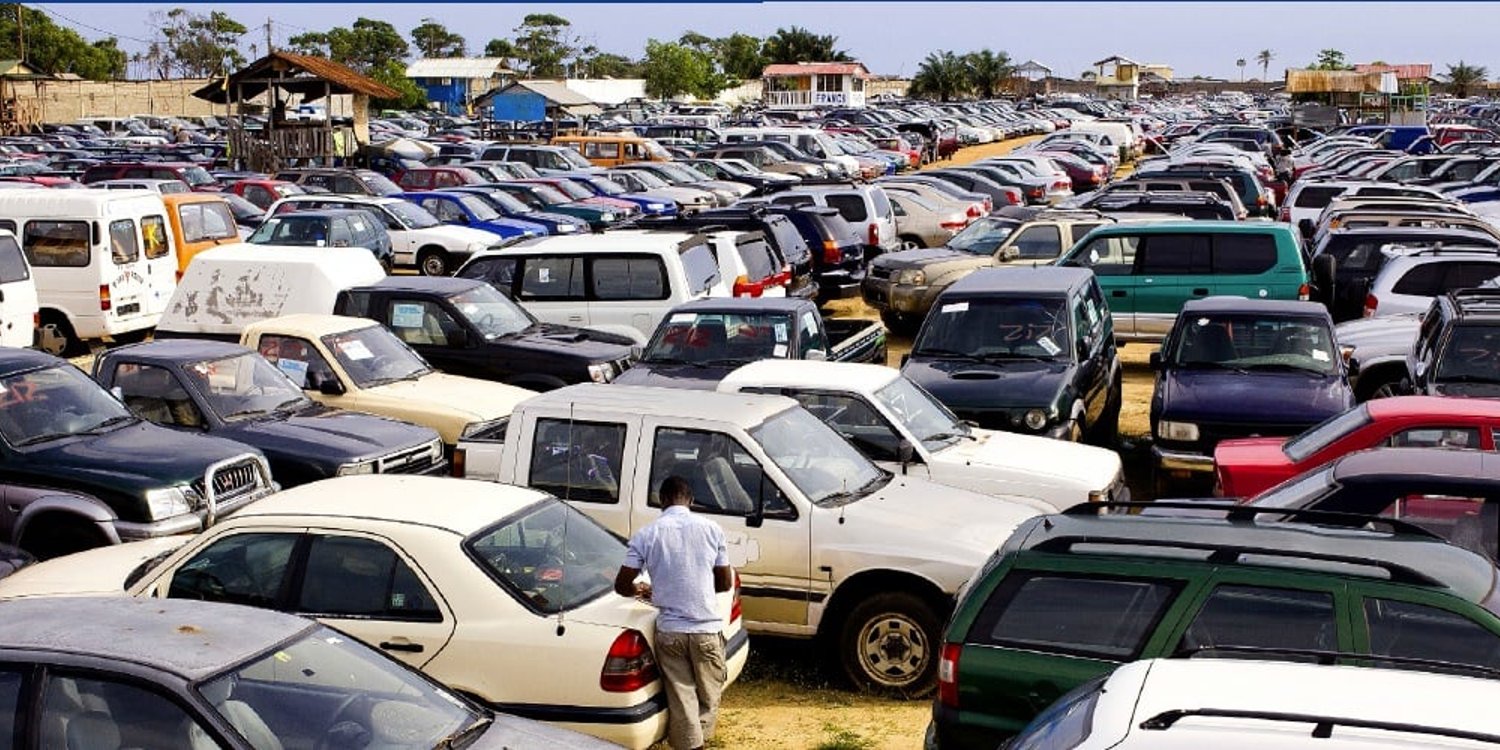 À Cotonou, première porte d’entrée des véhicules d’occasion en Afrique de l’Ouest. © Jacques Torregano pour Jeune Afrique