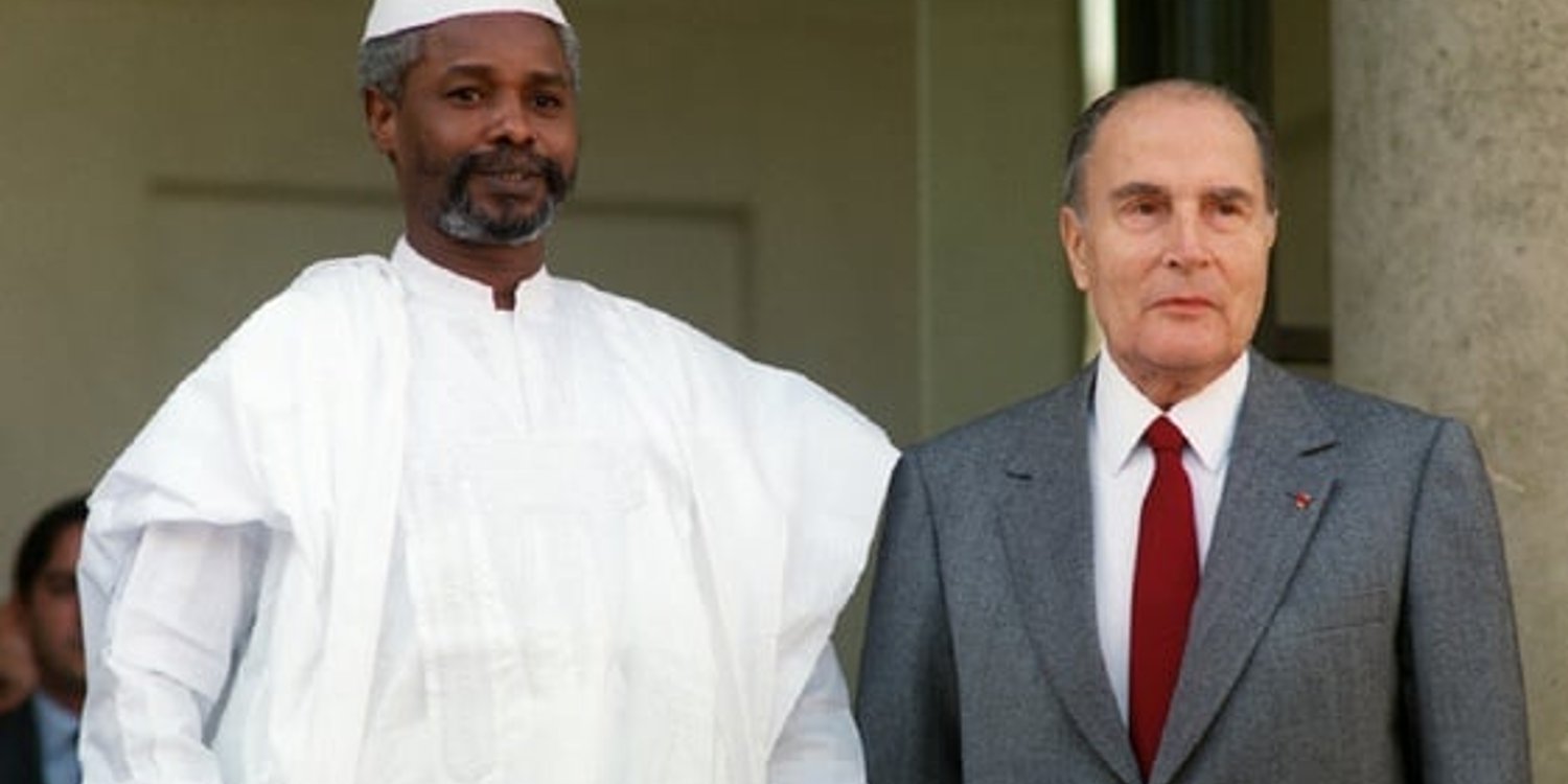 Hissène Habré et François Mitterrand, le 21 octobre 1989, à Paris. © AFP