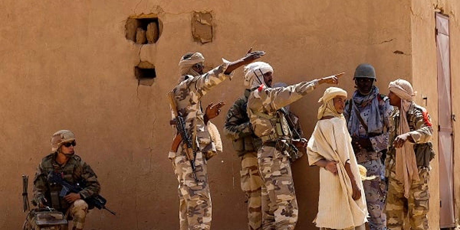 Des agents des forces spéciales maliennes, accompagnés de soldats français, en mission, en 2013. © Joel Saget/AFP