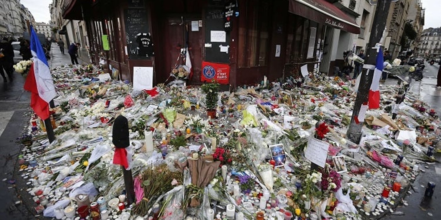 Des fleurs et des bougies devant le bar Le Carillon, © Frank Augstein/AP/SIPA