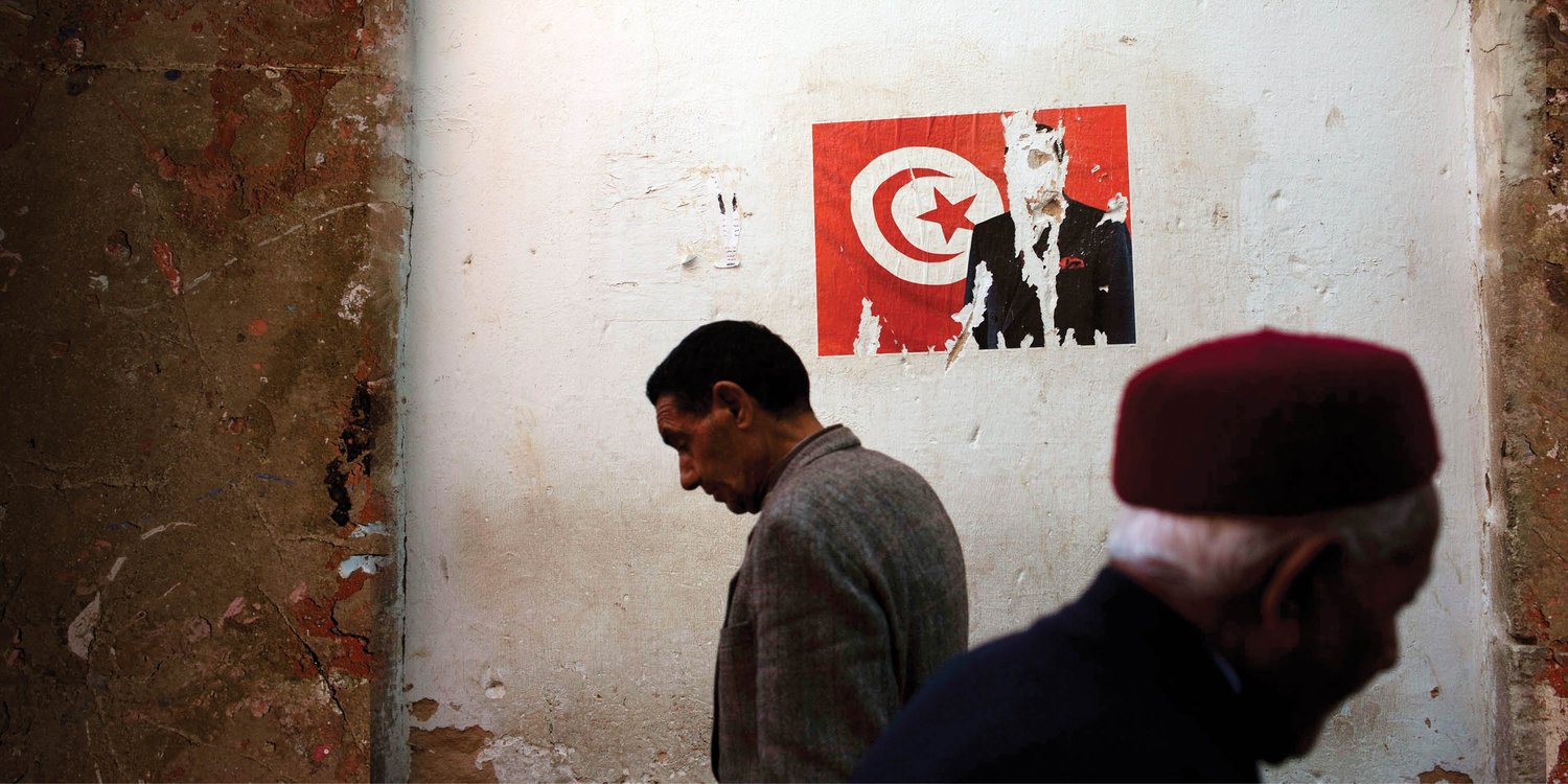 En mars 2011, dans une rue de Sfax. Depuis, et malgré le chemin parcouru, l’heure n’est plus au romantisme. Cible des critiques : les politiciens. © EMILIO MORENATTI/AP/SIPA