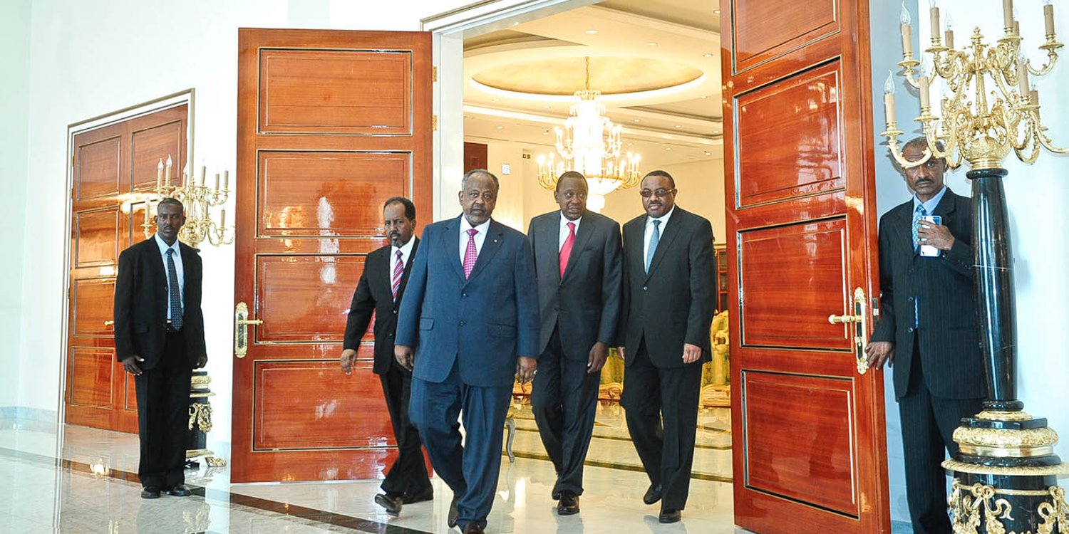 Au palais présidentiel de Haramous, à Djibouti, le 28 février. Ismaïl Omar Guelleh est entouré de ses homologues Hassan Cheikh Mohamoud (Somalie), Uhuru Kenyatta (Kenya) et Hailemariam Desalegn (Éthiopie). © VINCENT FOURNIER/J.A.