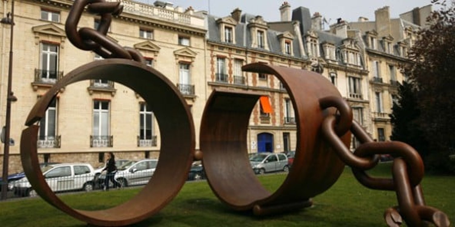 La sculpture « Fers », à Paris, en hommage à Thomas Alexandre Dumas (1762-1806), premier général noir français en 1793. © JACQUES BRINON / AP / SIPA