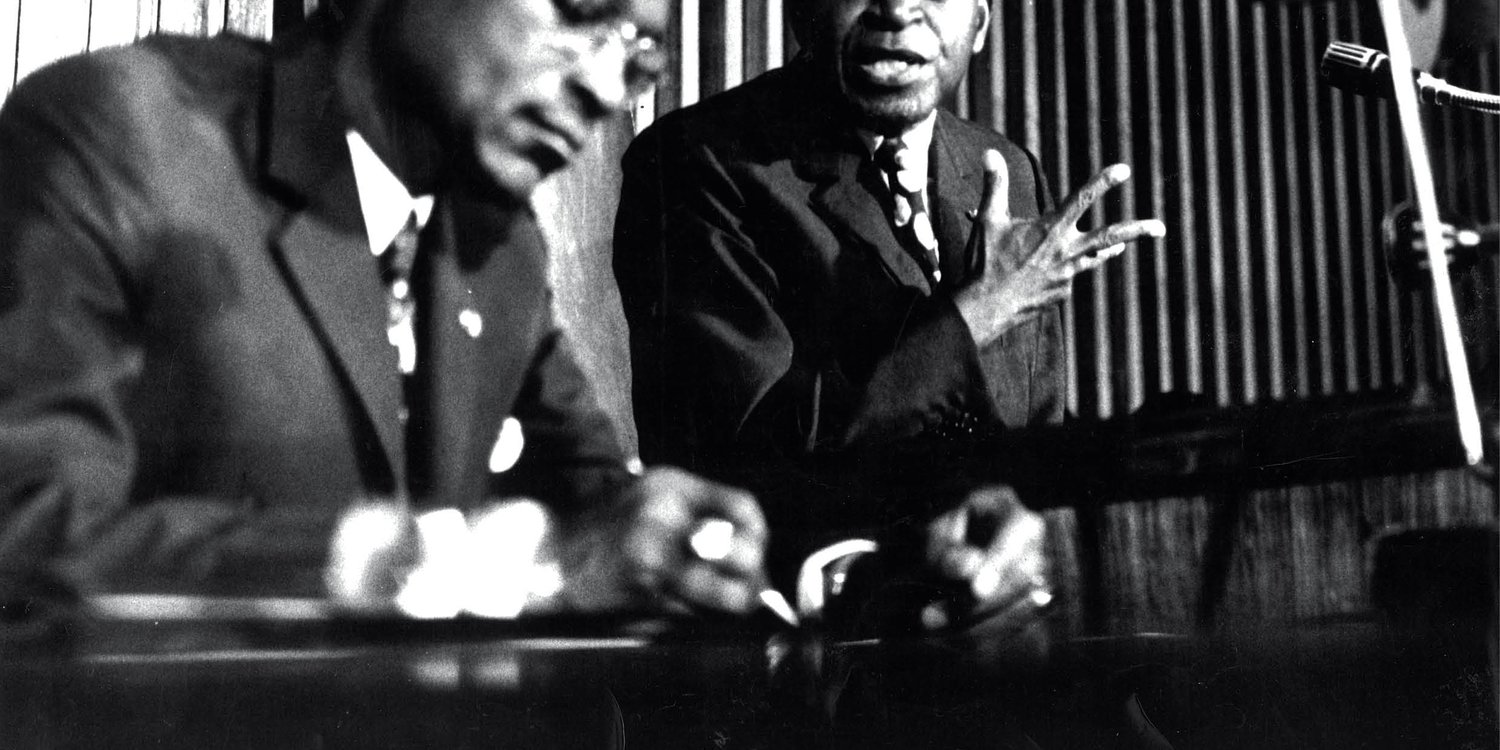 Le président Félix Houphouët-Boigny (à dr.) et Philippe Yacé, président de l’Assemblée nationale. Abidjan, 1966. © ARCHIVES JEUNE AFRIQUE