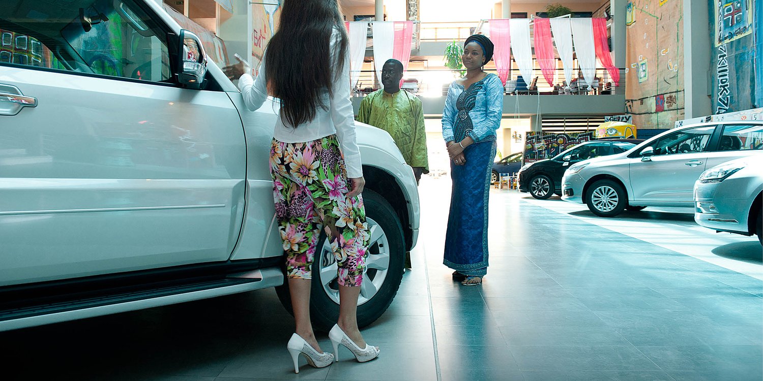 Showroom d’un concessionnaire de voitures, à Dakar. © LEE GOTEMI POUR J.A.