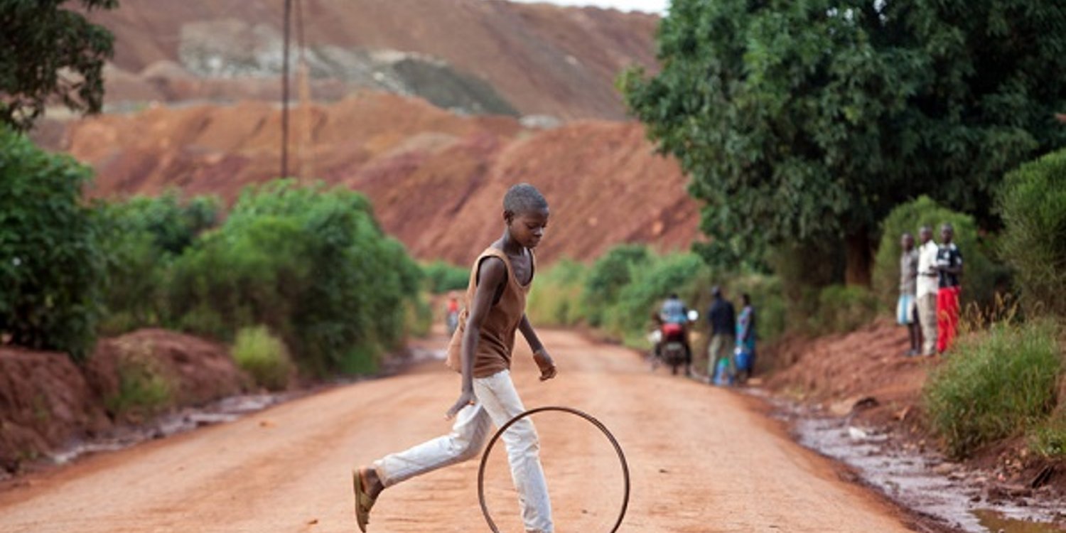 Un enfant joue près de la mine de cuivre de la Ruashi, au Katanga. 40 000 enfants travaillaient dans les mines de la région, en 2014. © Gwenn Dubourthoumieu pour Jeune Afrique