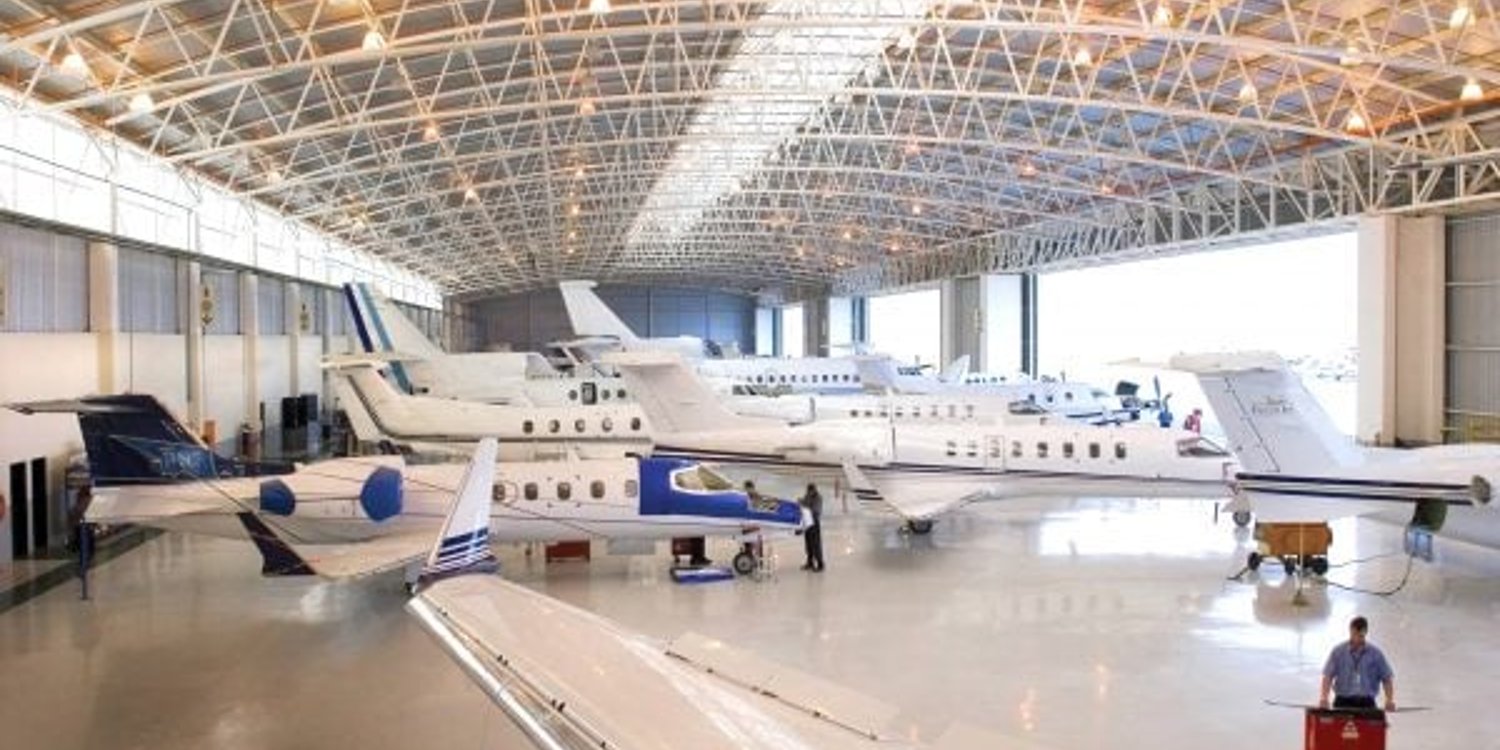 Prix d’un aller-retour entre Le Cap et Johannesburg (ici, le hangar d’Execujet) avec un Pilatus PC-12 de six sièges	: 17	600 dollars. © Execujet