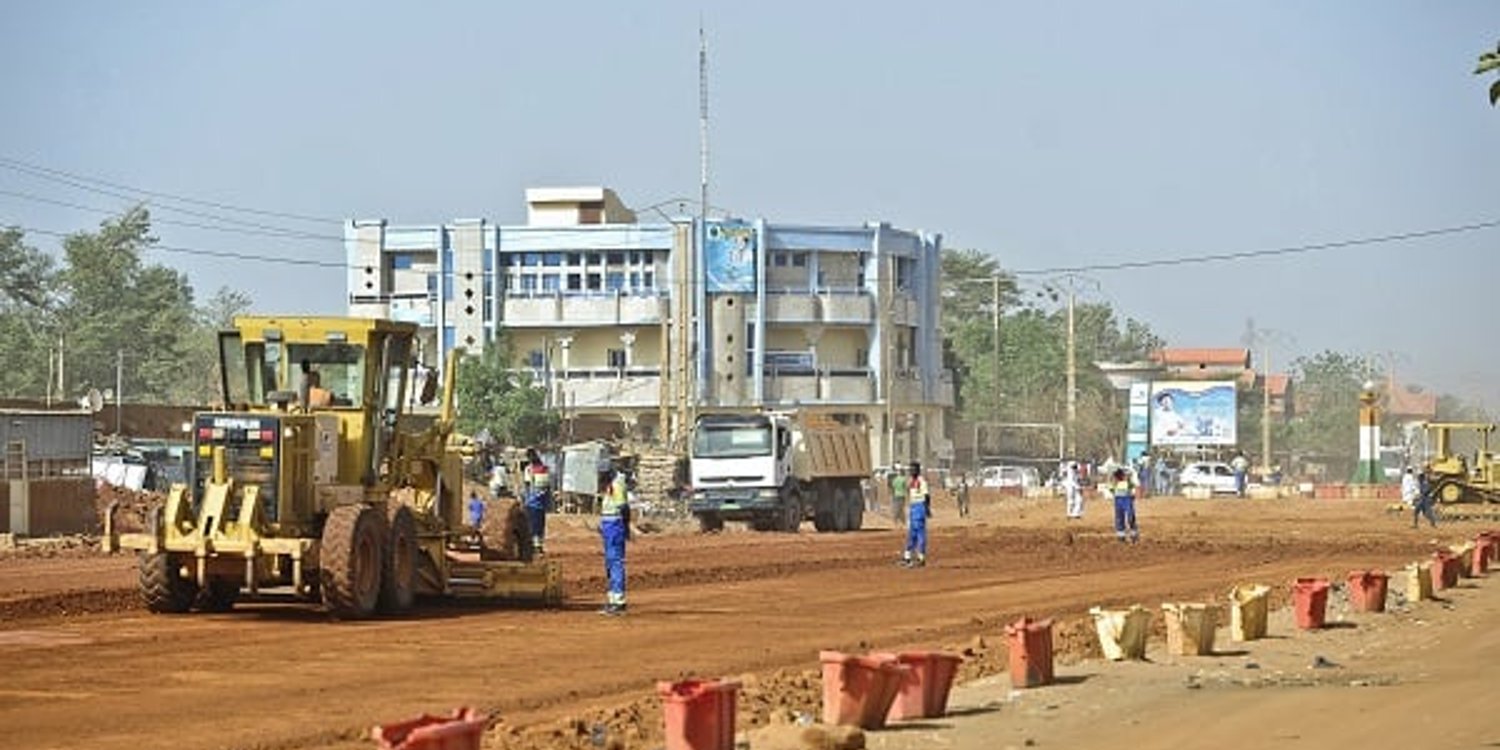 Construction d’avenues et de routes dans et autour de Niamey (Niger), par l’entreprise Sogea-Satom en janvier 2016. © Vincent Fournier/JA