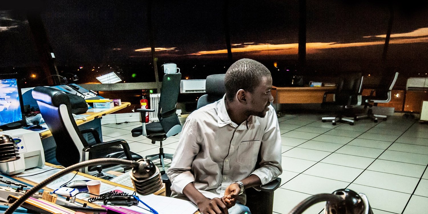 Tour de contrôle de l’aéroport international Léopold-Sédar-Senghor, à Dakar. © Guillaume BASSINET pour JA