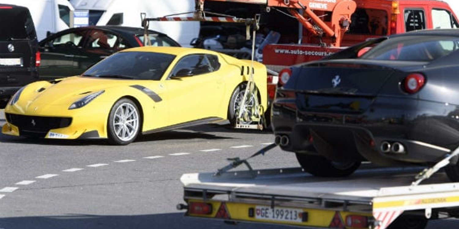 Deux des 11 véhicules appartenant à Teodorín Obiang saisis par la justice suisse, dans la zone de fret de l’aéroport de Genève, jeudi 3 novembre 2016. © Laurent Gillieron/AP/SIPA