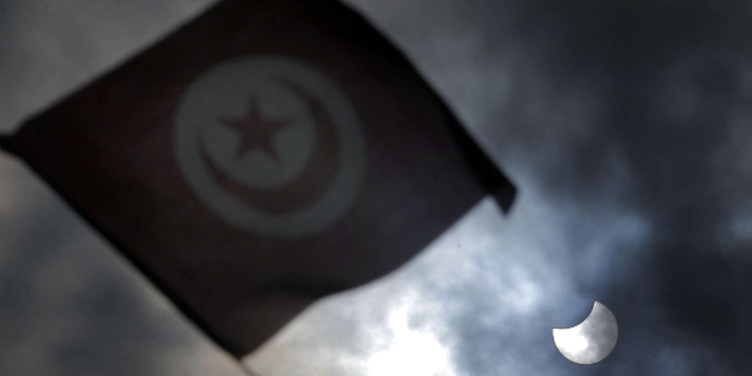 Le drapeau tunisien, en mars 2015 à Tunis pendant une éclipse. © Christophe Ena/AP/SIPA