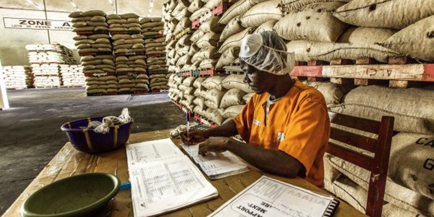 Unité de transformation du cacao dans l’usine de Choco Ivoire à San Pedro, dans le sud-ouest de la Côte d’Ivoire, en mars 2016. © Jacques Torregano/JA