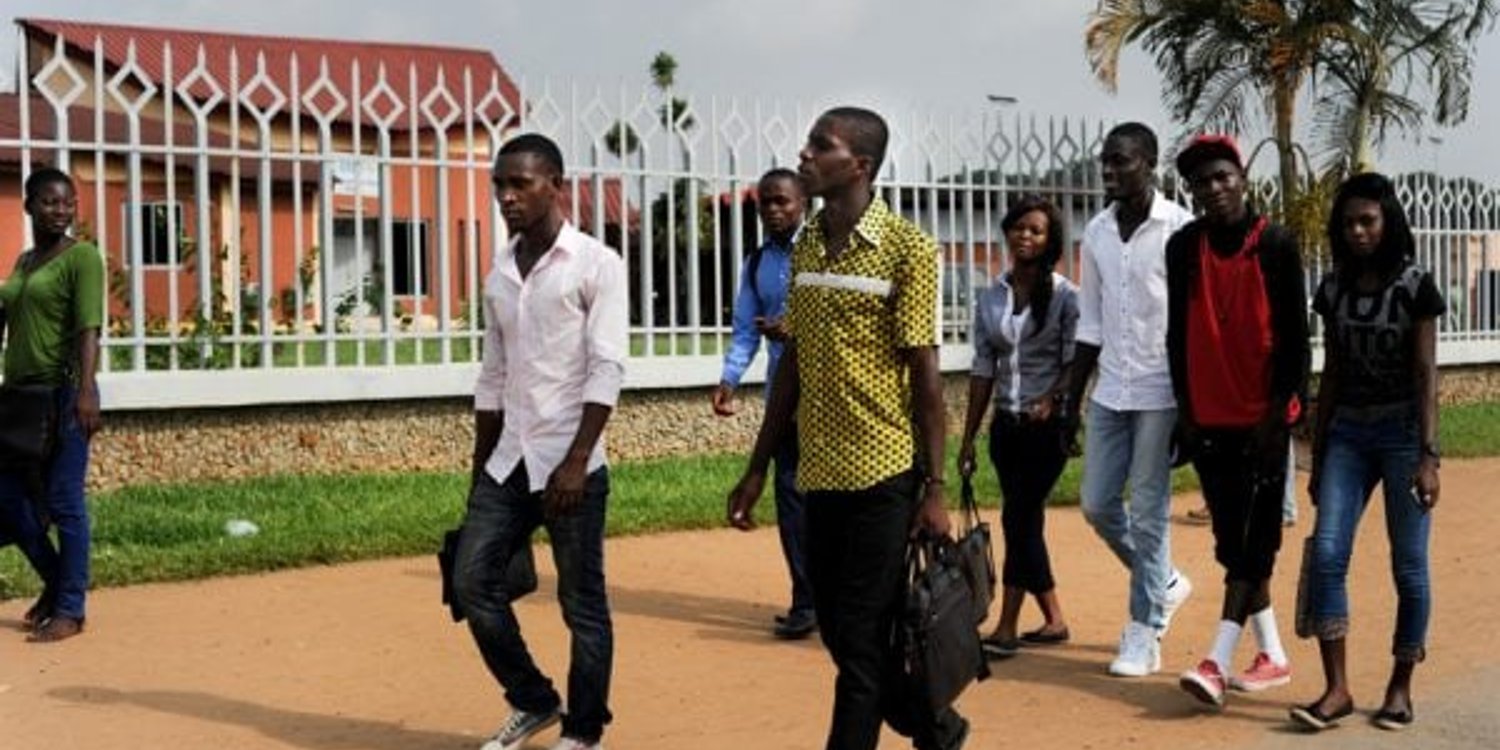 Des étudiants quittent l’université Houphouet Boigny en fin de journée, en 2014, à Abidjan, en Côte d’Ivoire. © Olivier / Jeune Afrique
